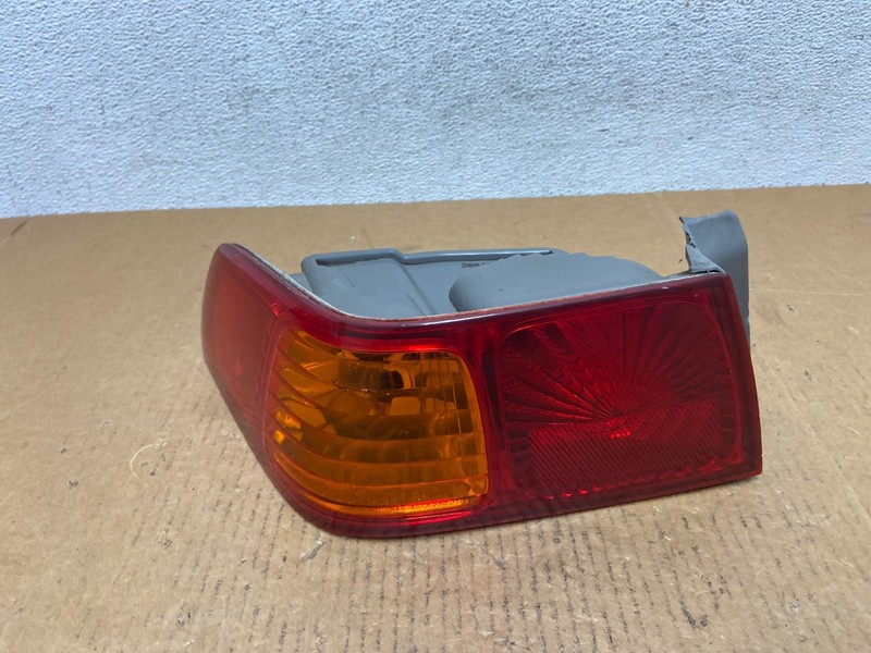 2000 to 2001 Toyota Camry Tail Light Left Driver Lh Side OEM AE0516 LK