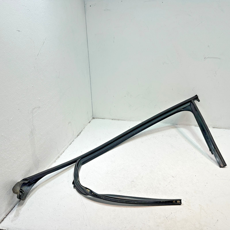 AUDI A6 S6 2016-2018 FRONT DRIVER DOOR GLASS RUN CHANNEL WEATHERSTRIP SEAL OEM