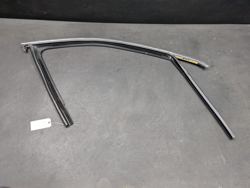 Front Right Door Window Glass Run Channel 2018 Jeep Cherokee 2014 2015 - 2022