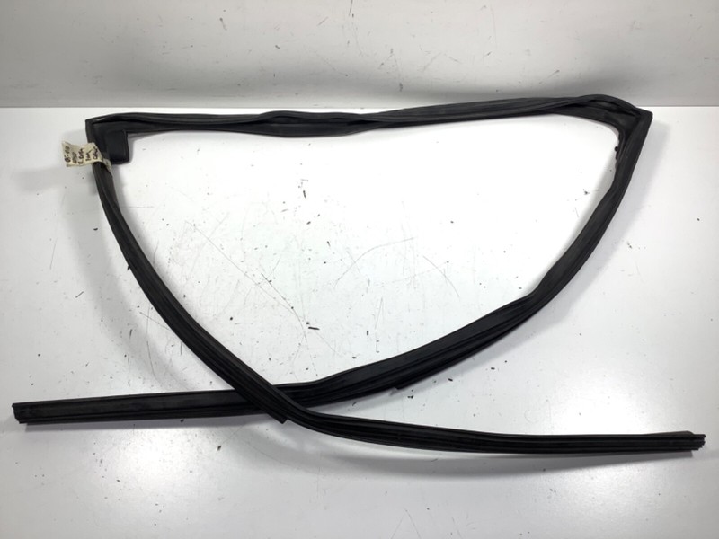 05-010 Honda Odyssey Right Rear Run Slide Channel Weatherstrip 72735-SHJ-A01 OEM