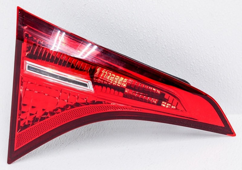 OEM Toyota Corolla Sedan SE Left Driver Side LED Tail Lamp Trim Cracked
