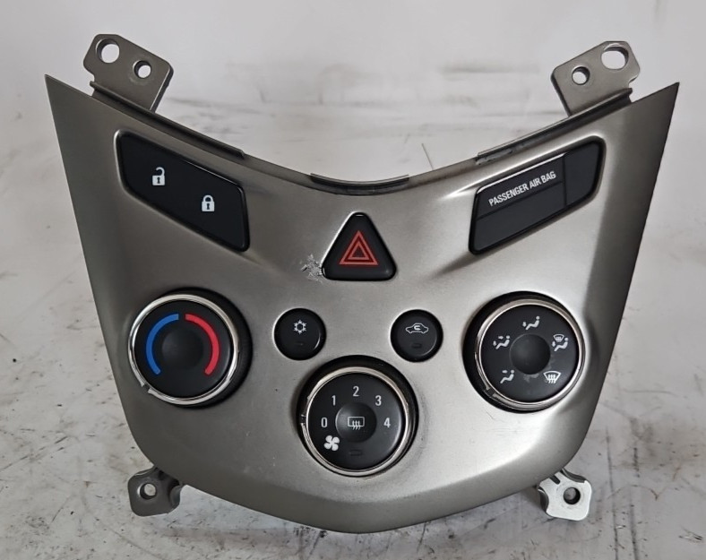 2013-2014 Chevrolet Sonic A/C Heater Climate Hazard Lock Control 95332699 Silver