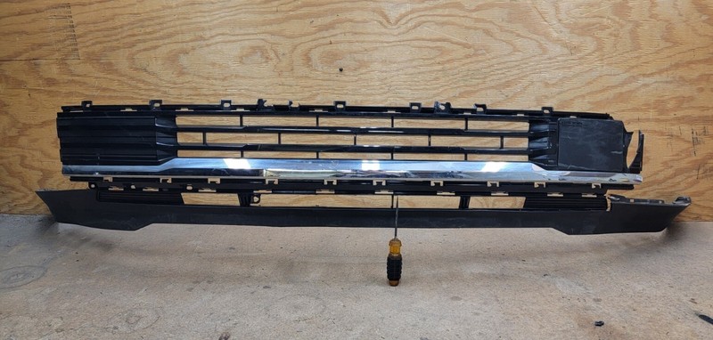 2020 2021 2022 GMC Acadia Denali Front Lower Grille W/ Valance OEM "DAMAGED"
