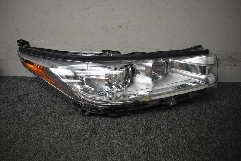 2017-2019 TOYOTA HIGHLANDER RIGHT SIDE HEADLIGHT FACTORY OEM