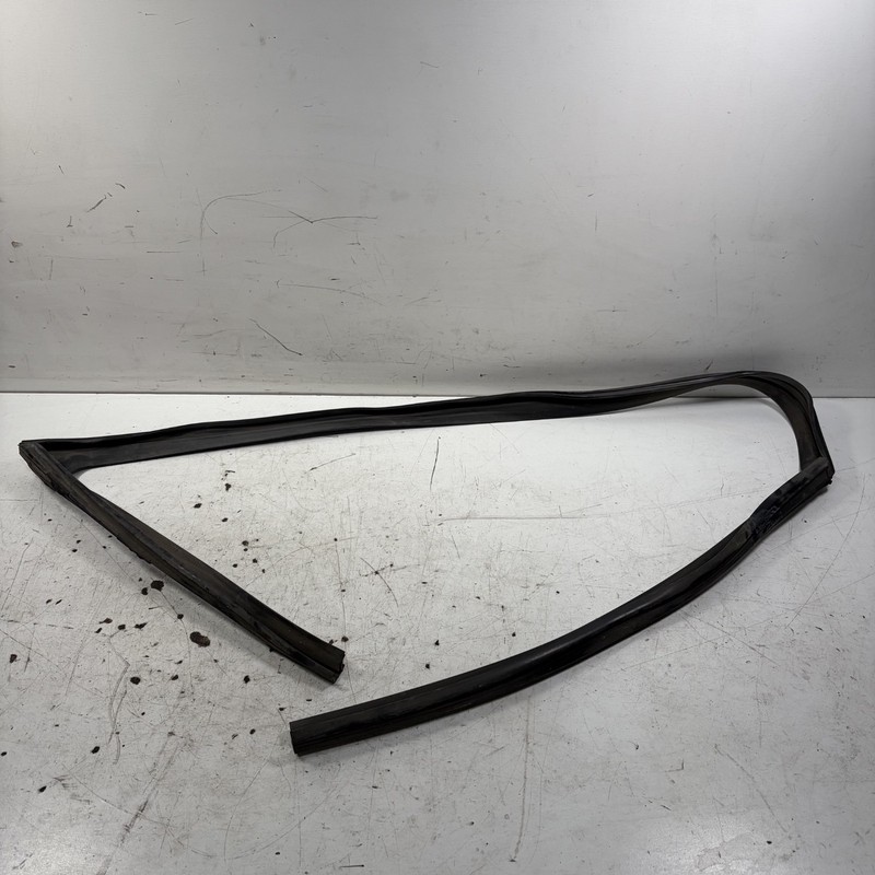 04-08 Acura TL Right Front Door Window Run Channel Seal 72235-SEP-A01 OEM