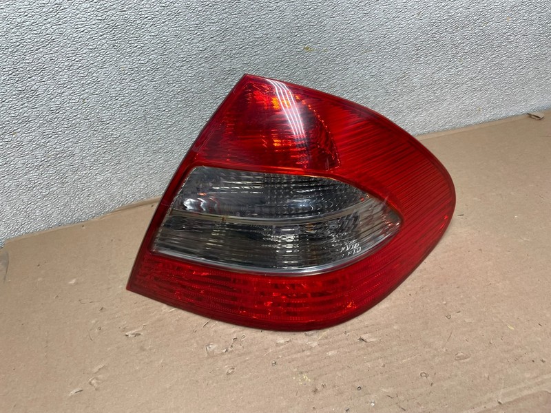 2007 - 2009 Mercedes E E320 E500 Sedan Right Passenger Tail Light OEM AA9986 LK