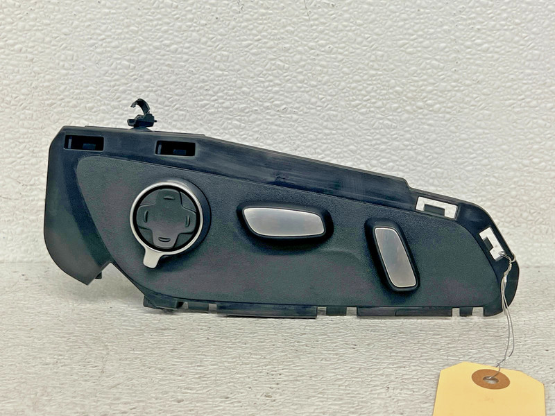 ⭐2019-2025 CADILLAC XT4 FRONT RIGHT SEAT ADJUSTMENT LUMBAR SWITCH OEMLOT2679