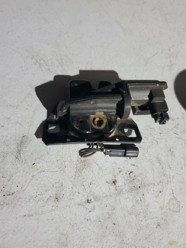 Pontiac grand prix gt TRUNK LID LATCH ACTUATOR 16625144 and latch