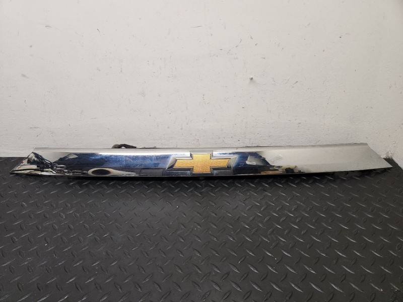 18-19 Chevrolet Traverse Liftgate Finish Trim Panel Assembly Chrome OEM 84382914