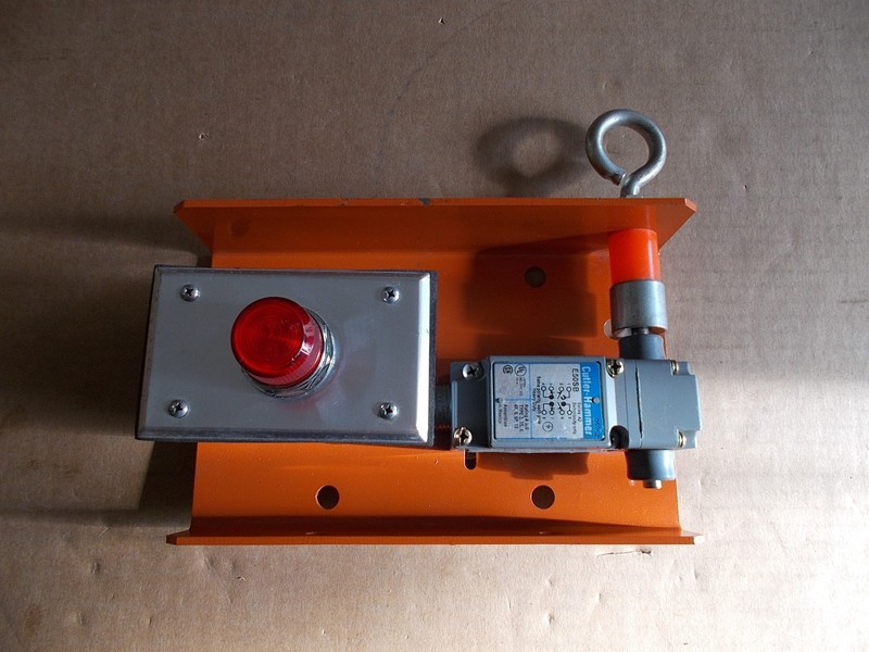 Cutler Hammer E50DH1 E50SB Limit Switch Push Button Operator Assembly