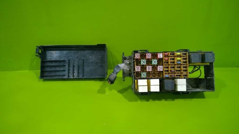 04 05 06 FORD RANGER 4.0L FUSE BOX OEM 3071-8