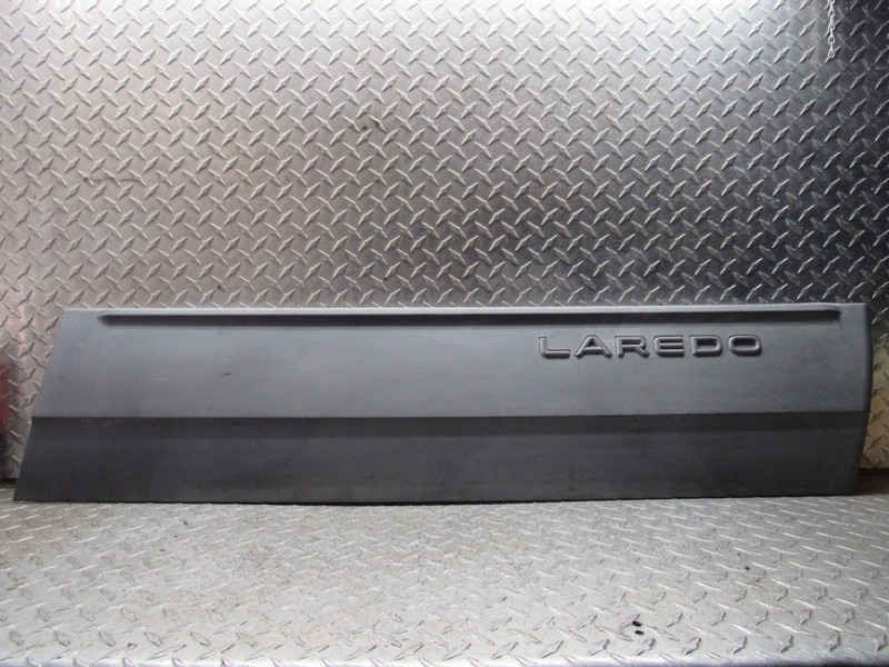 99-04 JEEP GRAND CHEROKEE RIGHT FRONT PASSENGER DOOR TRIM MOLDING LAREDO