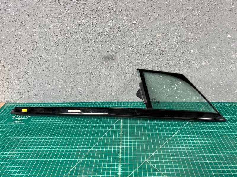14-21 BMW i3 FRONT LEFT DRIVER SIDE DOOR CORNER VENT WINDOW GLASS OEM