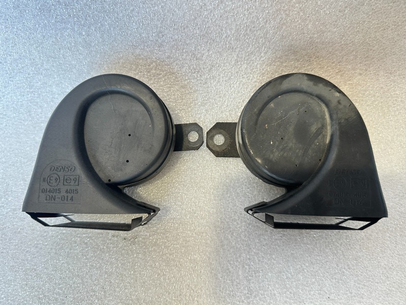 2001 - 2004 TOYOTA TACOMA HORN PAIR OEM #008