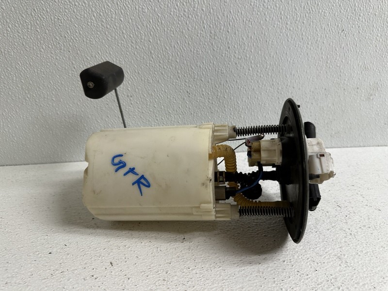 2003-2004 Kia Rio Fuel Pump w Sending Unit & Bracket