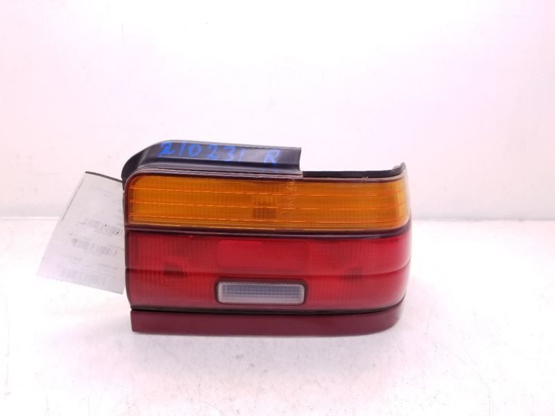 93-95 TOYOTA COROLLA REAR RIGHT PASSENGER SIDE TAIL LIGHT