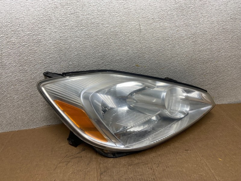 2004-2005 Toyota Sienna Right Passenger Halogen Headlight OEM AA1611 DW