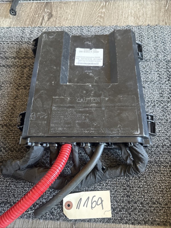 FREIGHTLINER CASCADIA SSAM FUSE BOX - P/N: A06-95632-000- 003/06-93571-000 Broke