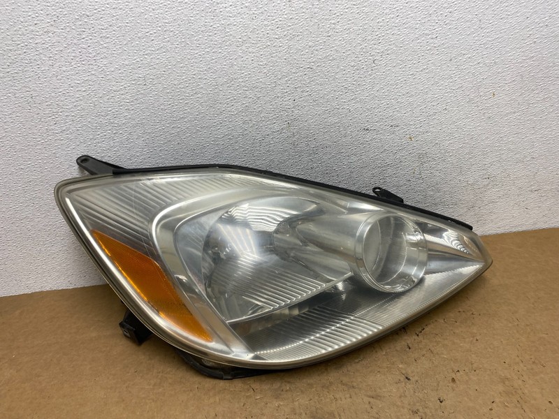 2004-2005 Toyota Sienna Right Passenger Halogen Headlight OEM AD5249 DW