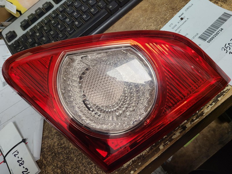 09-'10 TOYOTA COROLLA Right passenger Taillight decklid mounted OEM