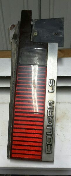 89 90 COUGAR XR-7 TAIL LIGHT LS CENTER 56399
