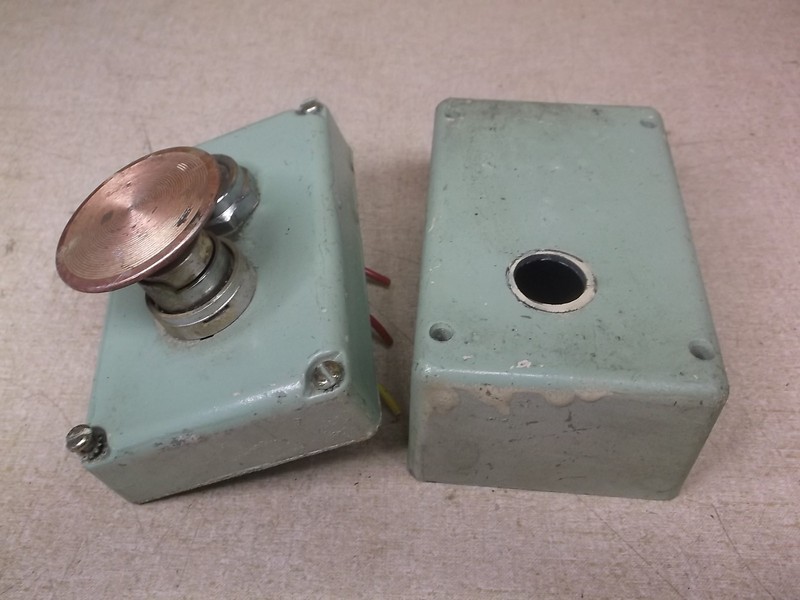 Square D 30426-300 65013-004-18B Class 9001 Type K Push Button & Enclosure