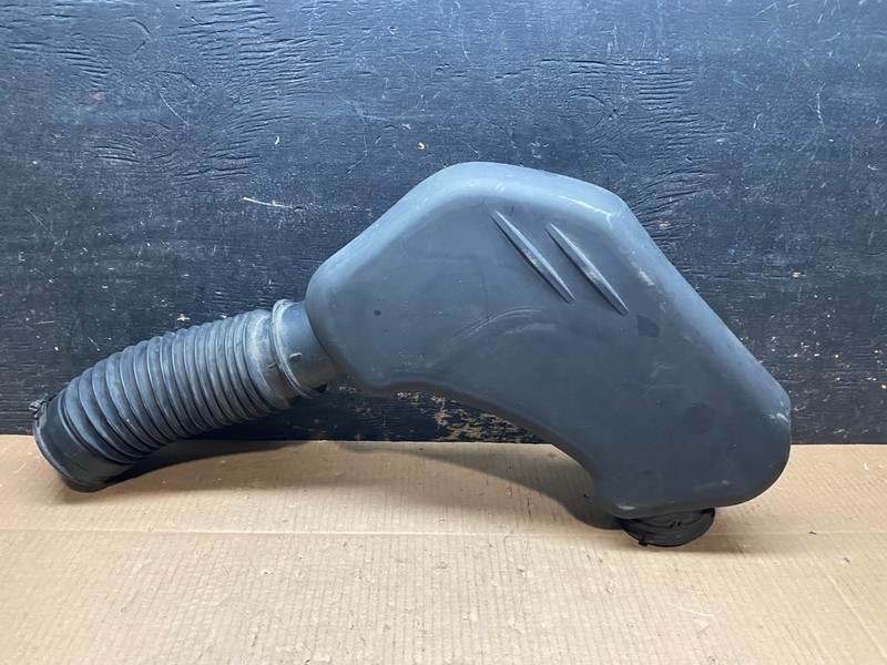 2011 to 2018 Chrysler 300 3.6L Air Intake Duct Tube Cleaner OEM Y1821 DG