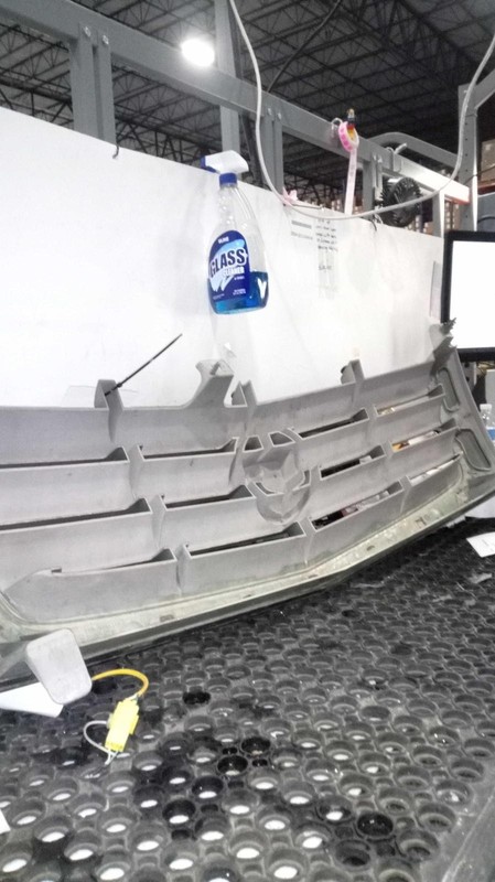 2002 Cadillac Escalade Green Front Grille OEM 15162129 88979849 Used