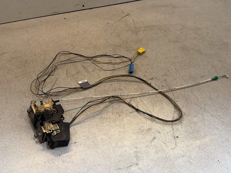 02-06 Dodge Mercedes Sprinter T1N Front Left Driver Side Power Door Lock