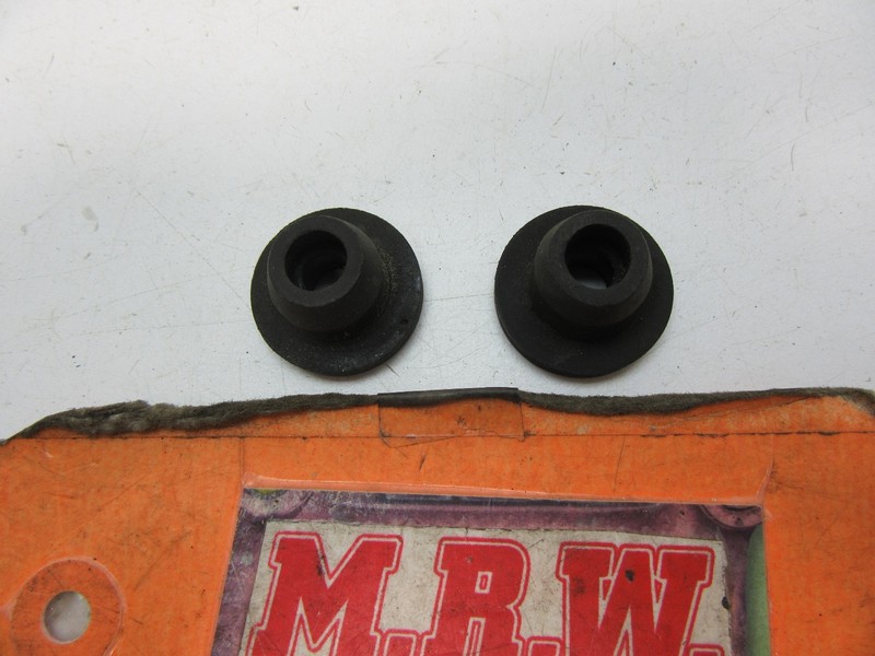 SET OF 2 RUBBER GROMMETS GROMMET A/C CONDENSER UPPER TOP SUPPORT BUSHING MOUNT