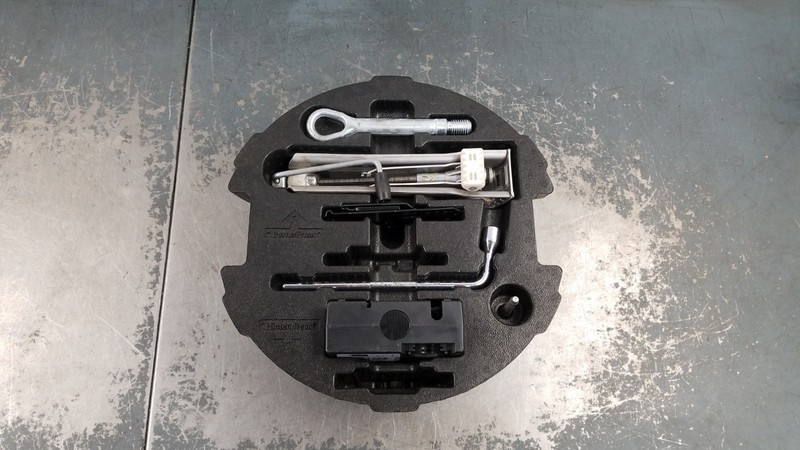 2011 Mercedes Benz AMG E 63 Tire Jack Kit #4899 P6