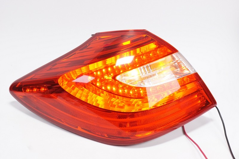 HYUNDAI GENESIS SEDAN Left LH Outer Tail Light Tail Lamp OEM 2012 - 2014