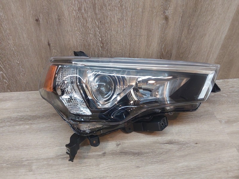 2021-23 TOYOTA 4RUNNER RH HEADLIGHTASSY OEM ( PASSENGER SIDE)