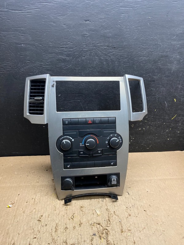2008 to 2010 Jeep Grand Cherokee Center A/C Heater Climate Control OEM T8543 DG