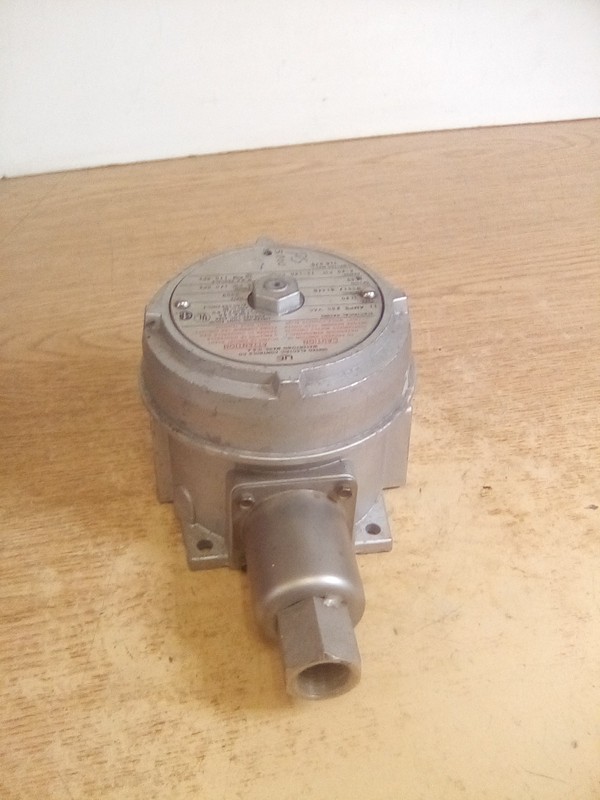 United Electric Type J120 Model 95817-S144B Pressure Switch 11Amps 250Vac