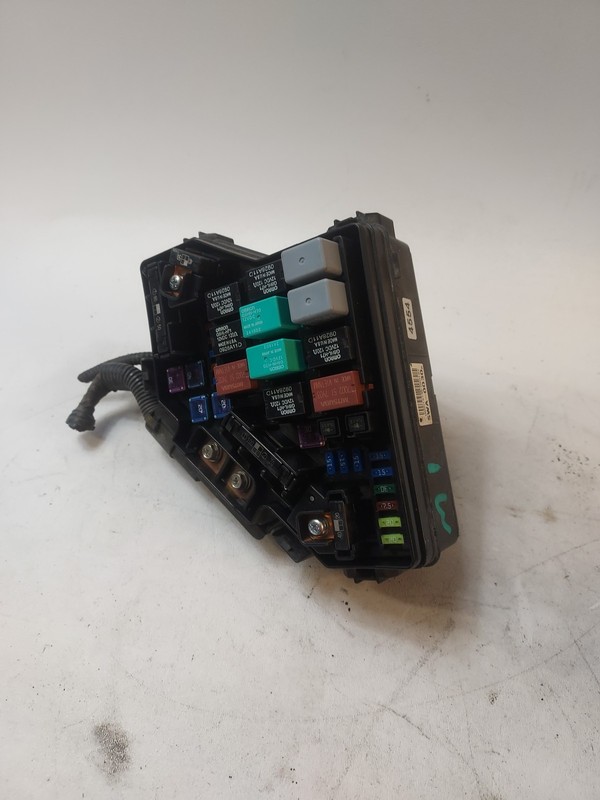 2009 Honda CRV Engine Bay Under Hood Fuse Relay Box OEM SWA0030