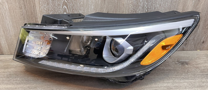 2015-2018 KIA SEDONA LH DRIVER SIDE HEADLIGHT OEM