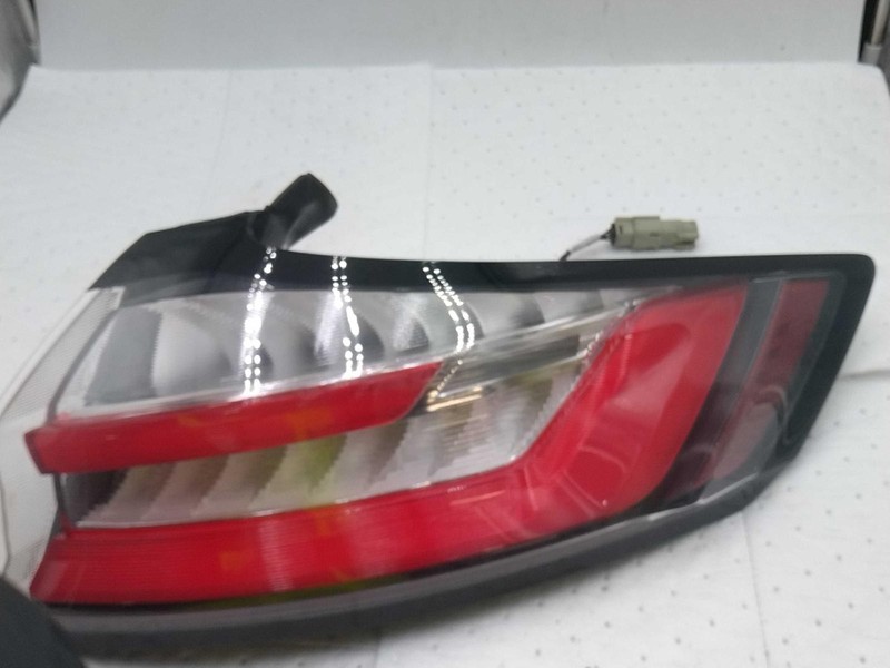 Used Right Tail Light Assembly fits: 2020 Ford Edge SEL quarter panel mounted R.