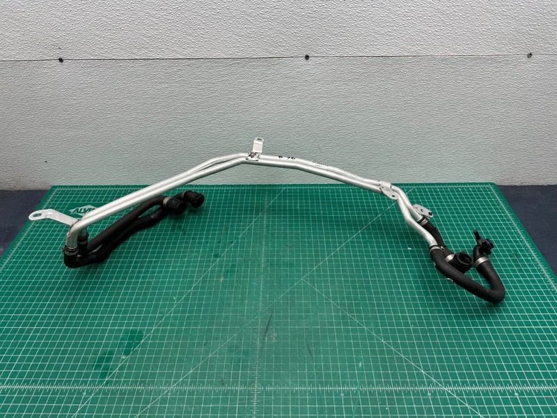 21-23 BMW 540i FRONT UNDER HOOD BATTERY COOLING HOSE OEM 9485201