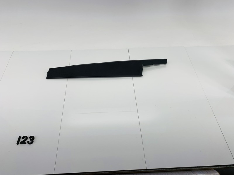 15-18 JEEP RENEGADE FRONT RIGHT PASSENGER SIDE DOOR WINDOW MOLDING COVER OEM