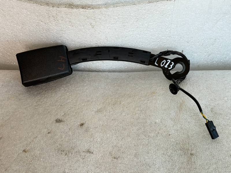 2015-2020 Volkswagen Golf Front Left Driver Seat Belt Buckle OEM