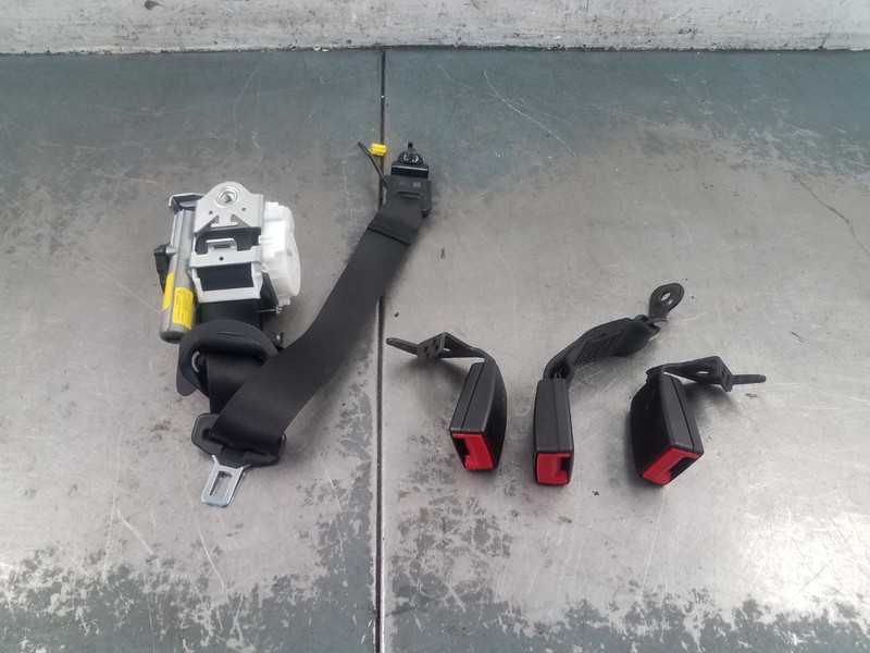 2009 Mercedes AMG C 63 Rear Seat Belt Partial Set #4942 i4