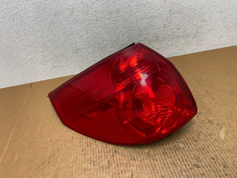 2006 to 2010 Toyota Sienna Left Driver LH Side Tail Light AE1571 LK