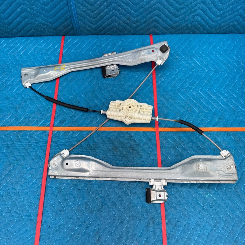 2011–2013 Hyundai Equus Front Right Window Regulator OEM 824013N000