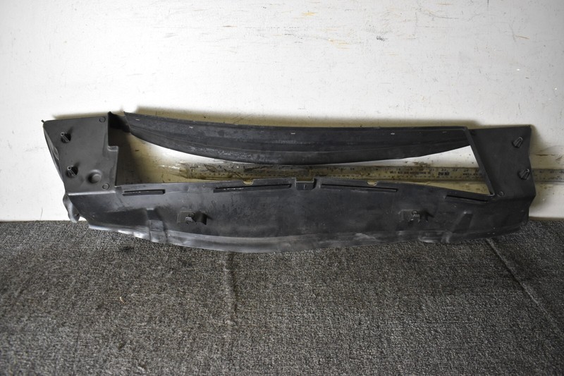 2021 Land Rover Range Rover L460 Radiator deflector M8E2-8A303-A