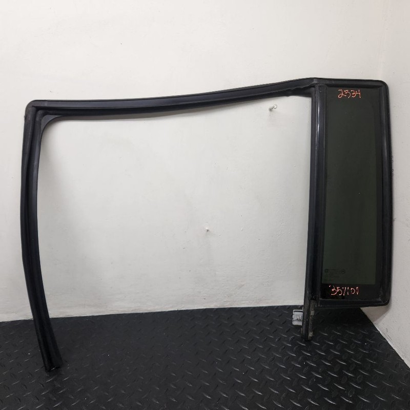 15-19 GMC Yukon XL 1500 Rear Left Driver Door Vent Glass OEM 84462163