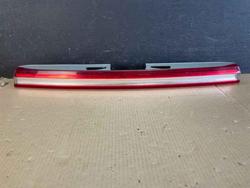 2011 - 2013 Honda Odyssey Center Trunk Liftgate Tailgate Tail Light OE ae3673 DG