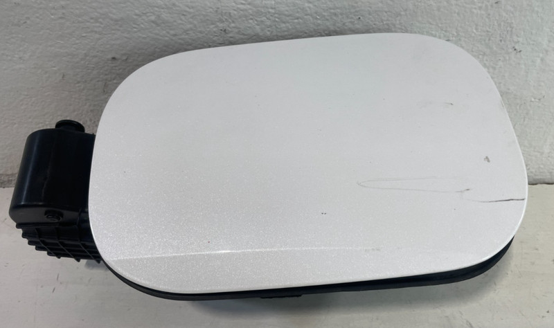 22-24 HYUNDAI TUCSON FUEL TANK FILLER POCKET DOOR LID COVER WHITE 2.5L # 104827