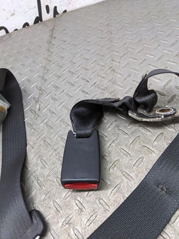 2015 - 2019 DODGE CHALLENGER REAR CENTER MIDDLE SEAT BELT SEATBELT RETRA 1185214