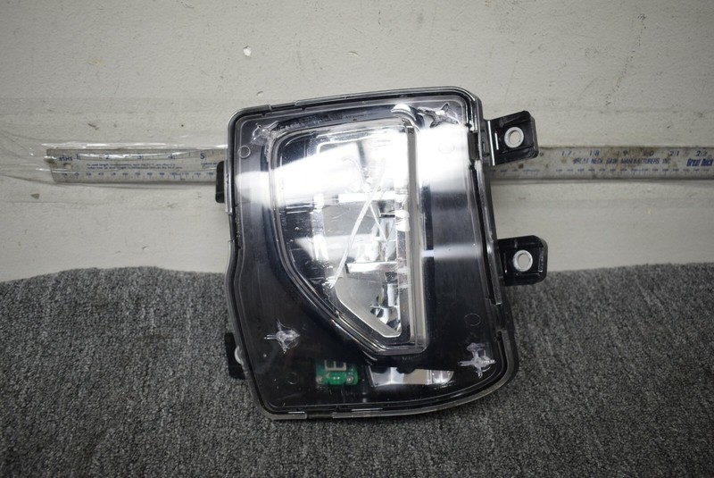 2016-2019 CHEVROLET SILVERADO FOG LIGHT FACTORY OEM